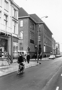 848382 Gezicht op het hoofdkantoor van de P.U.E.M. (Catharijnesingel 32) te Utrecht, met links de ingang van de ...